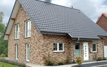 Dachówki ceramiczne. Co o nich powinien wiedzieć inwestor?